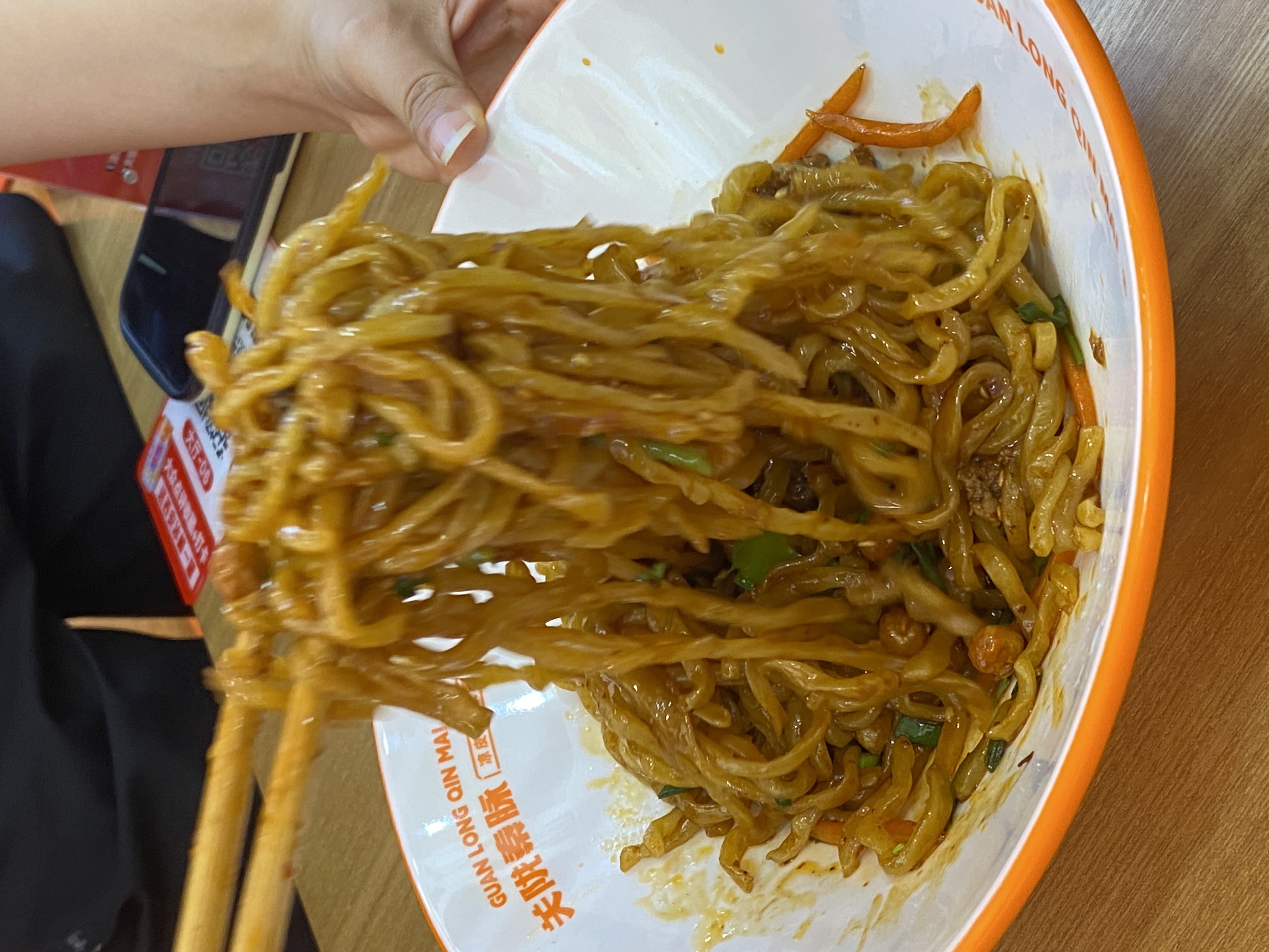 加盟关陇秦脉凉皮面多少钱？揭秘热门小吃背后的创业黄金机遇！